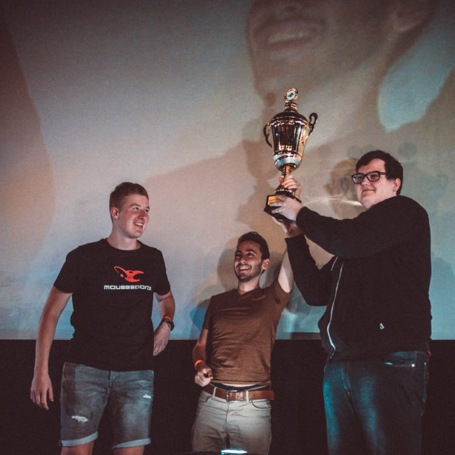 Juicy Kids mit Pokal Foto: Moritz Jedral