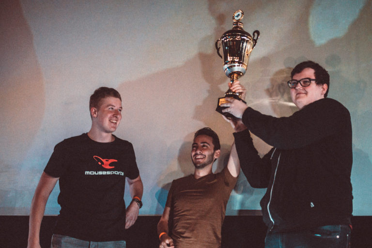 Juicy Kids mit Pokal Foto: Moritz Jedral